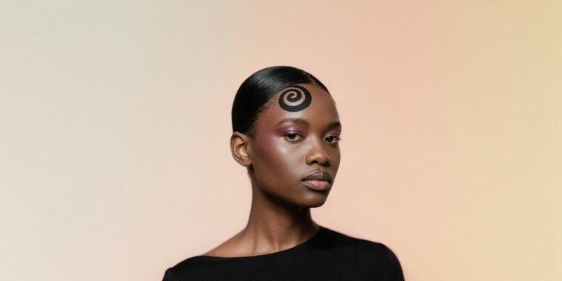 Mastering Kiss Curls for a Vintage Look