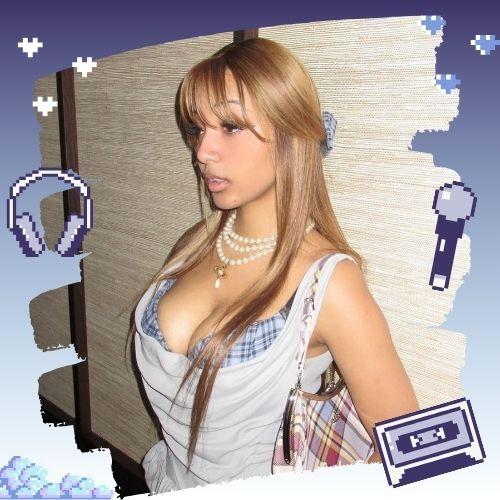 pinkpantheress Half Up hair