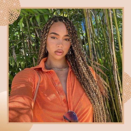 Long smooth Senegalese twists hairstyle with highlighted strands